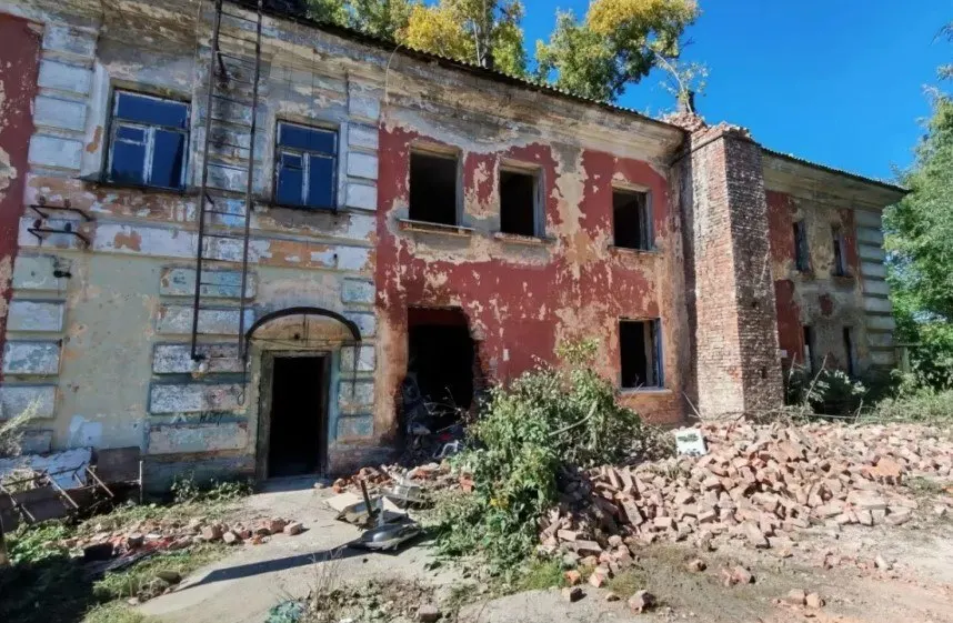 Демонтаж идёт в Железнодорожном районе. Дом 1950 года постройки признан аварийным; жильцов расселили по муниципальной программе.