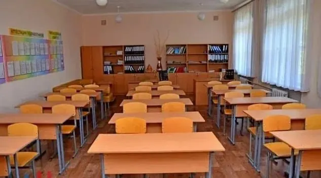Отец ученицы пожаловался на травлю после перевода в школу; комитет по образованию проводит дополнительную проверку. В деле поднимаются вопросы взаимоотношений в классе и конфликта с учителем.