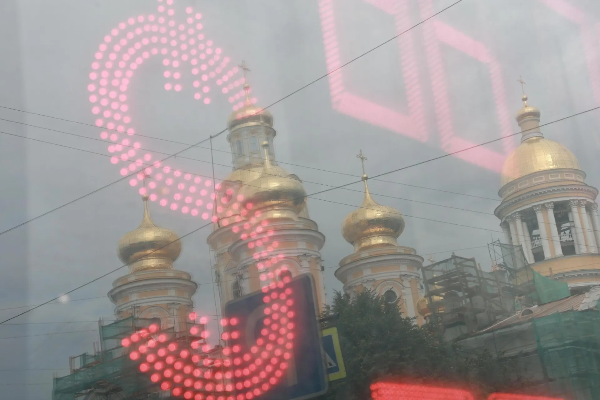Экономика сталкивается с дефицитом валюты: за лето рубль ослаб заметно, эксперты обсуждают дальнейшие перспективы курса.