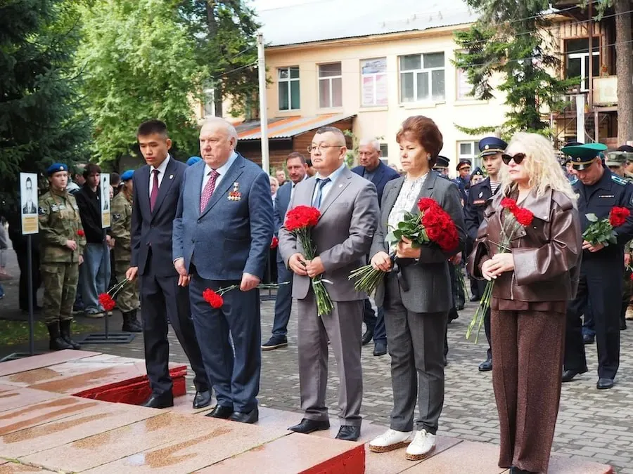 В День солидарности в борьбе с терроризмом у мемориалов Горно-Алтайска и Барнаула прошли памятные мероприятия, посвященные памяти погибших при исполнении служебного долга и жертв терроризма.