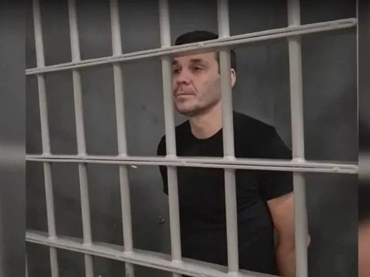 48-летний гражданин России и Швеции Максим Артемов приговорён Краснодарским краевым судом к 14 годам колонии за госизмену; дело затрагивает денежные переводы на ВСУ в 2024 году.