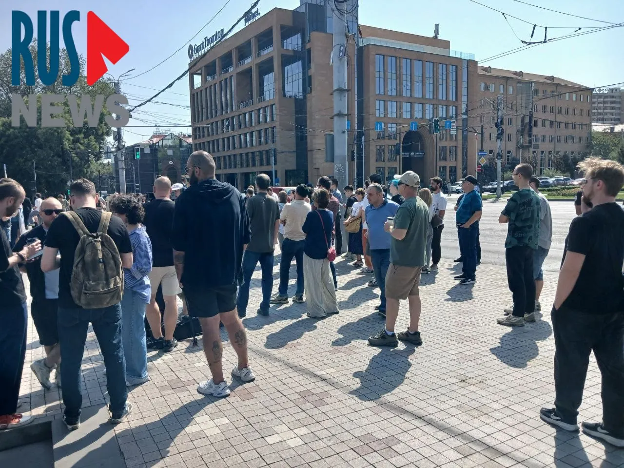 Участники собрались возле дипломатической миссии; очередь превышает тысячу человек, рядом проходит митинг около ста человек.