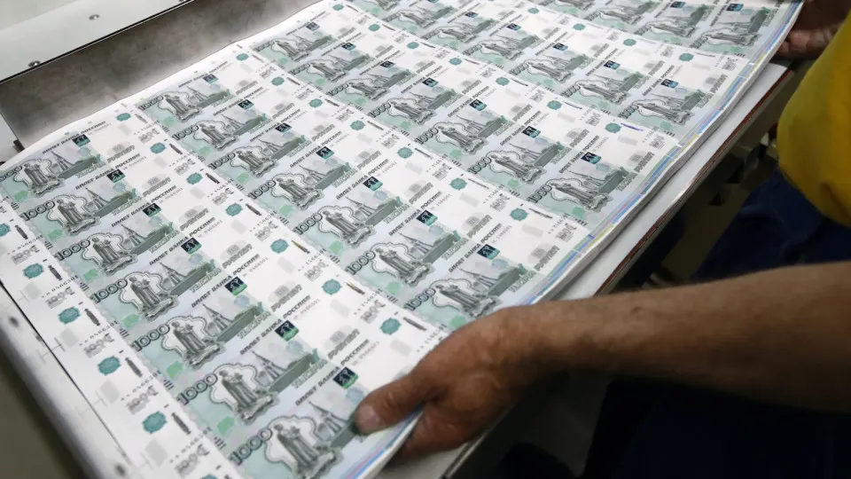 На 9 сентября дефицит ликвидности в банковской системе достиг 2,85 трлн рублей — рекордного уровня за последние годы, что сопровождается ростом спроса на наличные.