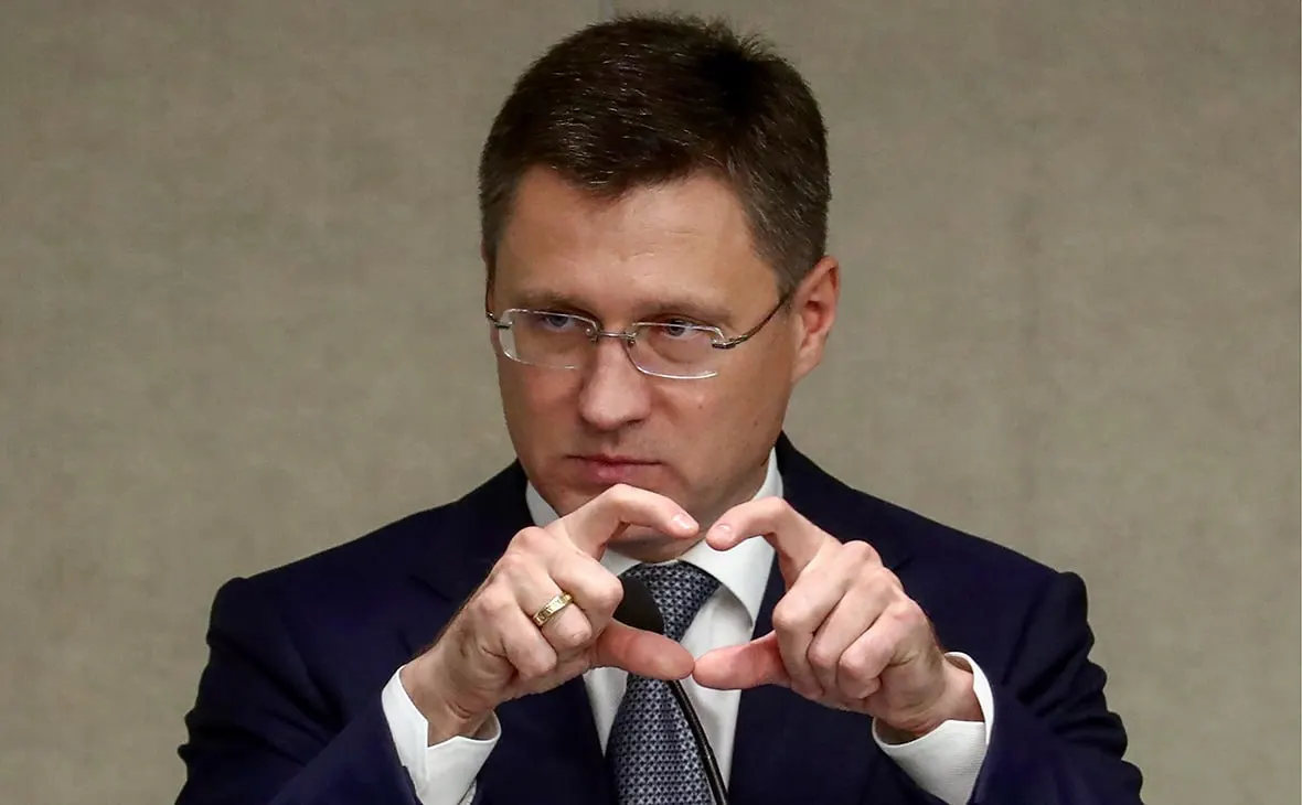 Новые атаки зафиксированы на трёх НПЗ и газохимическом комплексе; власти говорят об усиленной защите и обсуждают продление запрета на экспорт дизельного топлива до конца января.