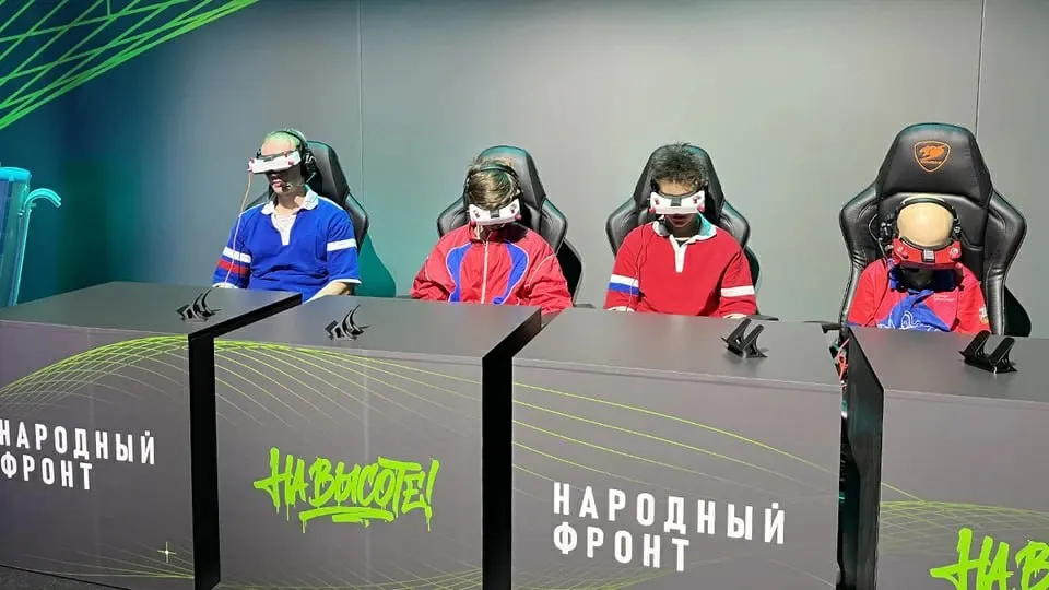 В пилотном режиме новый норматив по управлению беспилотниками предлагают пройти в шести регионах; проект направлен на обучение школьников и студентов управлению FPV-дронами и развитию обороноспособности.