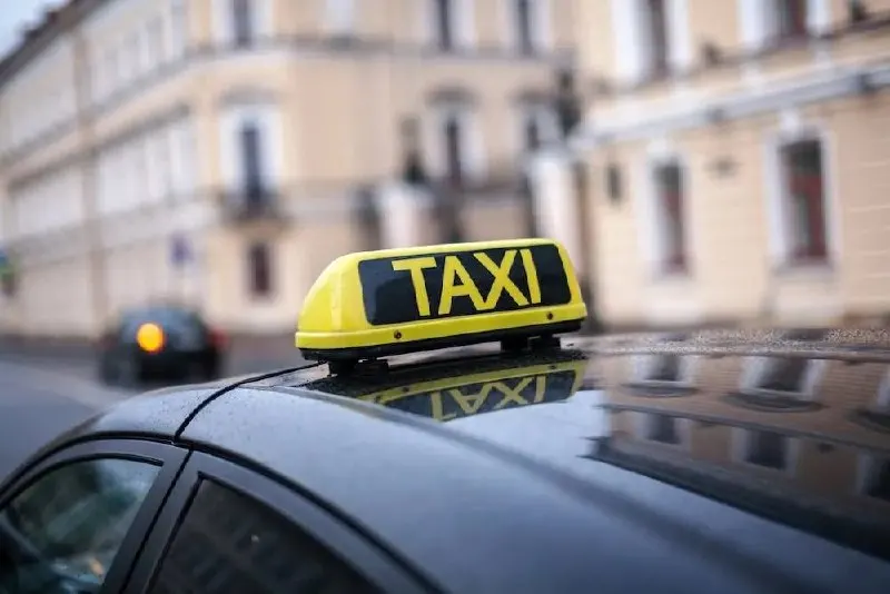 Такси в Алтайском крае подешевели примерно на 4,7% в августе; годовой рост расходов на пассажирский транспорт составил 11,43%.