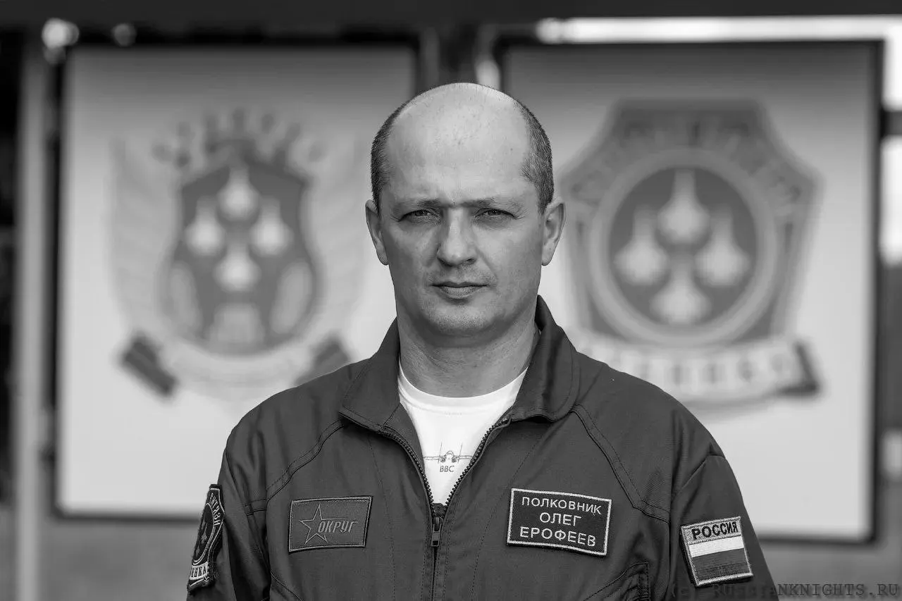 Два пилота погибли во время учебно‑тренировочного полета; прощание запланировано на 27 октября на Мытищинской аллее Героев. Ерофеев ранее выступал в авиашоу над Обью в Барнауле в День города.