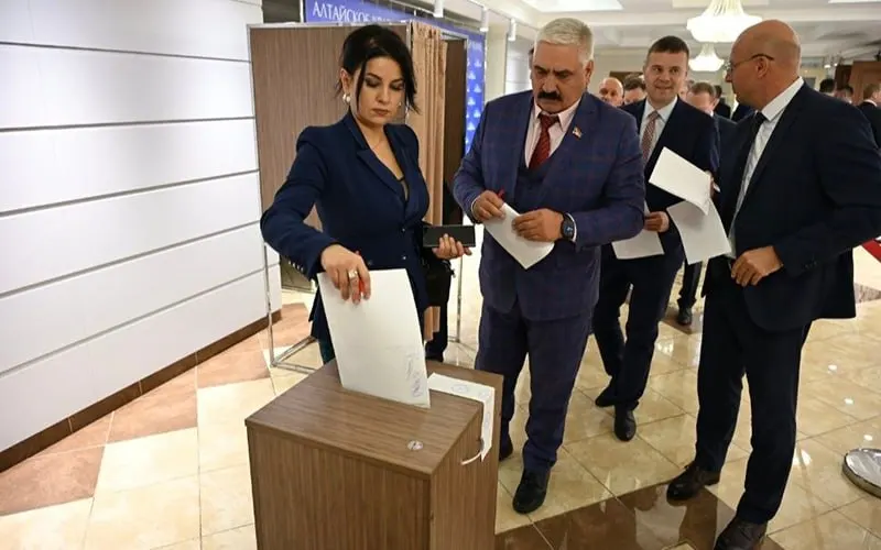 Прокуратура рассматривает дело о подозрении в получении 20 млн рублей за снятие с выборов в 2023 году бывшим кандидатом в губернаторы Алтайского края Еленой Хрусталёвой.